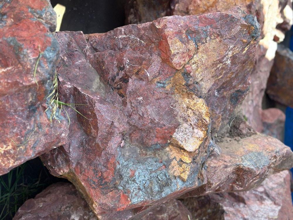 Камни для ландшафтного дизайна красно-фиолетовые 10-60 килограмм купить в Новосибирске