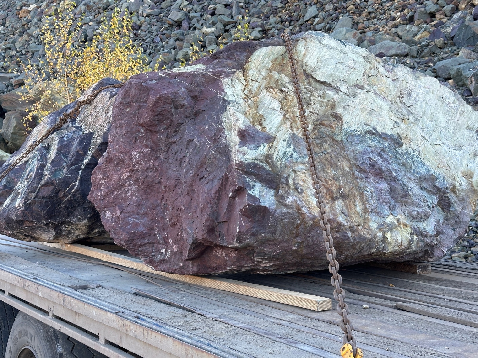 Огромные красно-фиолетовые валуны для ландшафтного дизайна весом более 5 тонн купить в Новосибирске