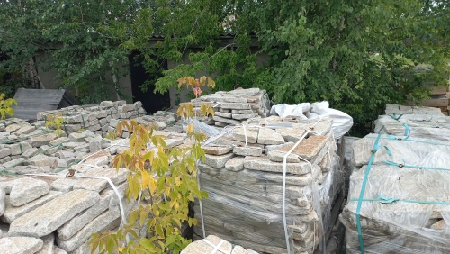 Плитняк галтованный гранитный для ландшафтного дизайна купить в Новосибирске