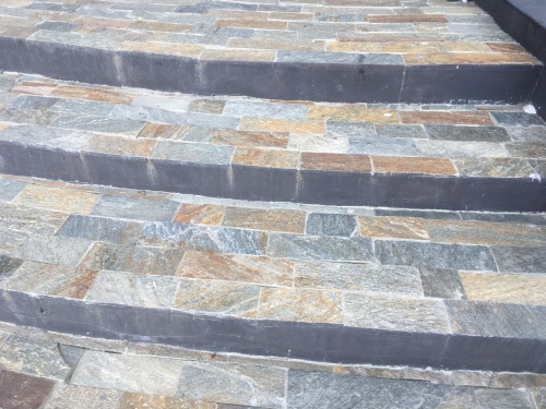 Плитка из Златолита Уральского для лестницы купить в Новосибирске