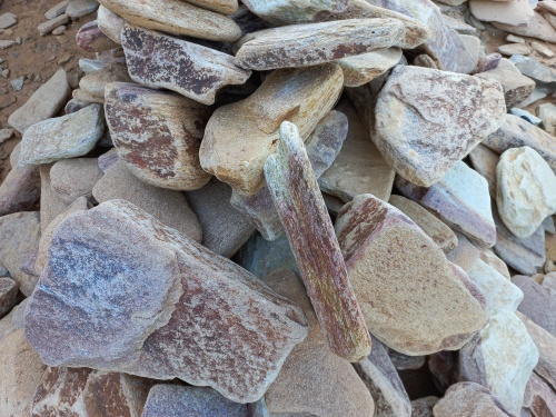 Златолит жёлтый, жёлто-зелёный глыбки и валуны для ланшафтного дизайна купить в Новосибирске