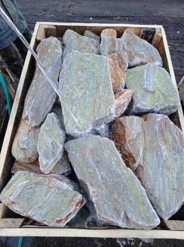 Златолит жёлтый, жёлто-зелёный глыбки и валуны для ланшафтного дизайна купить в Новосибирске