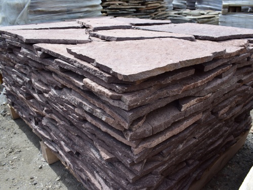 Плитняк лемезит бордовый для облицовки цоколя 20-25 мм  купить в Новосибирске