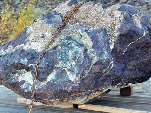 Огромные красно-фиолетовые валуны для ландшафтного дизайна весом более 5 тонн купить в Новосибирске