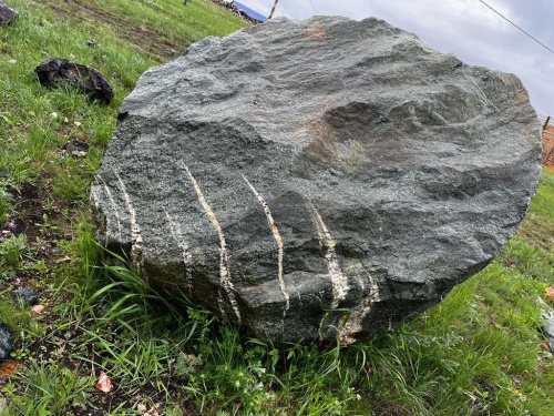 Гигантские зелёные валуны для ландшафтного дизайна весом более 5 тонн купить в Новосибирске