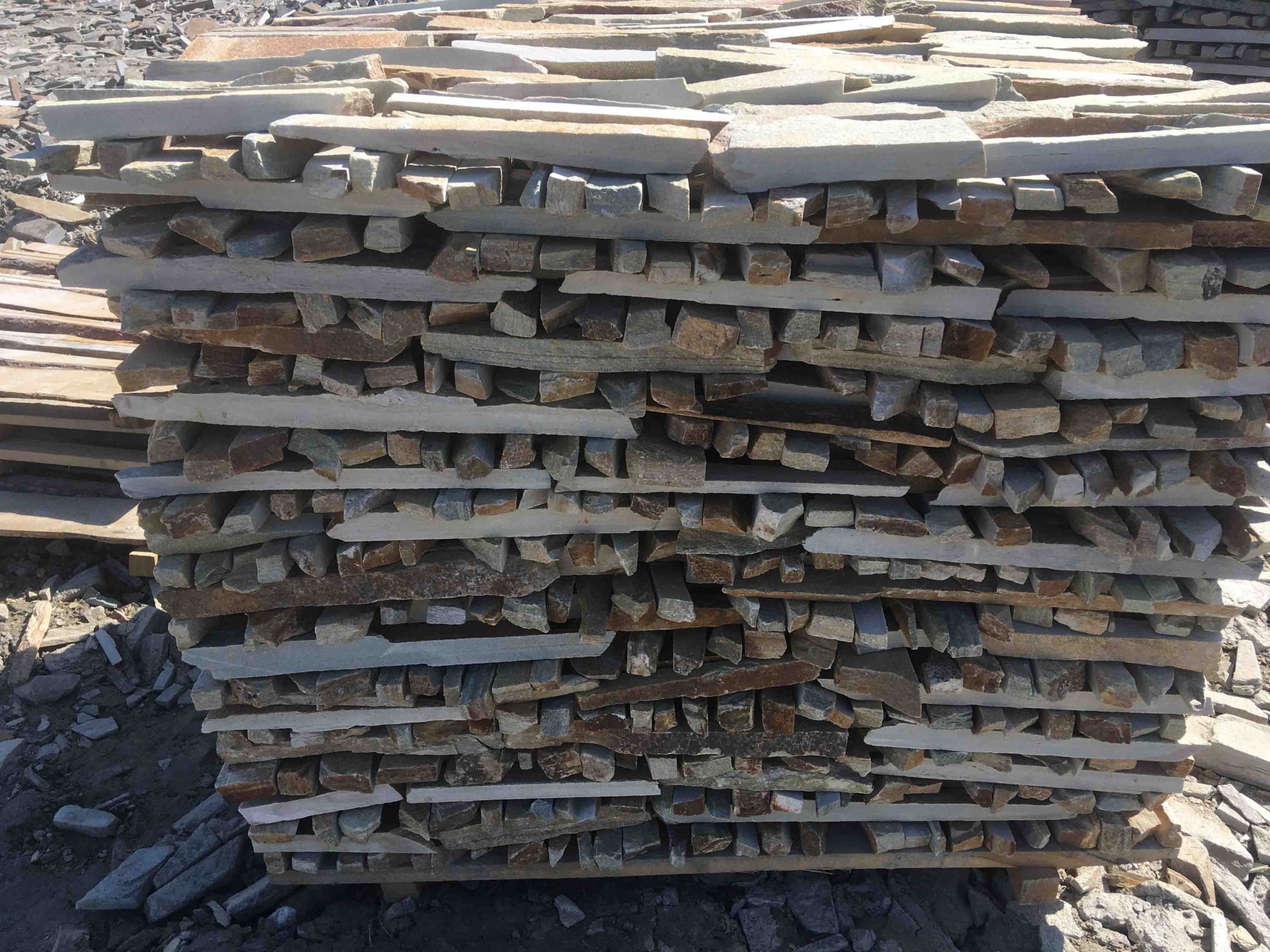 Горбушка златолит золотистый для облицовки купить в Новосибирске