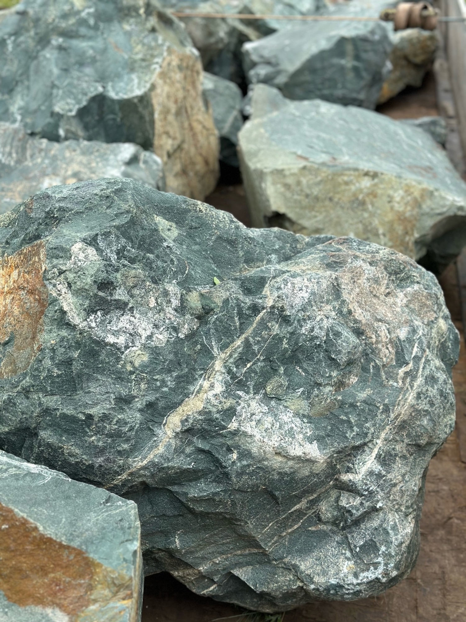 Камни для ландшафтного дизайна зелёные 10-60 килограмм купить в Новосибирске