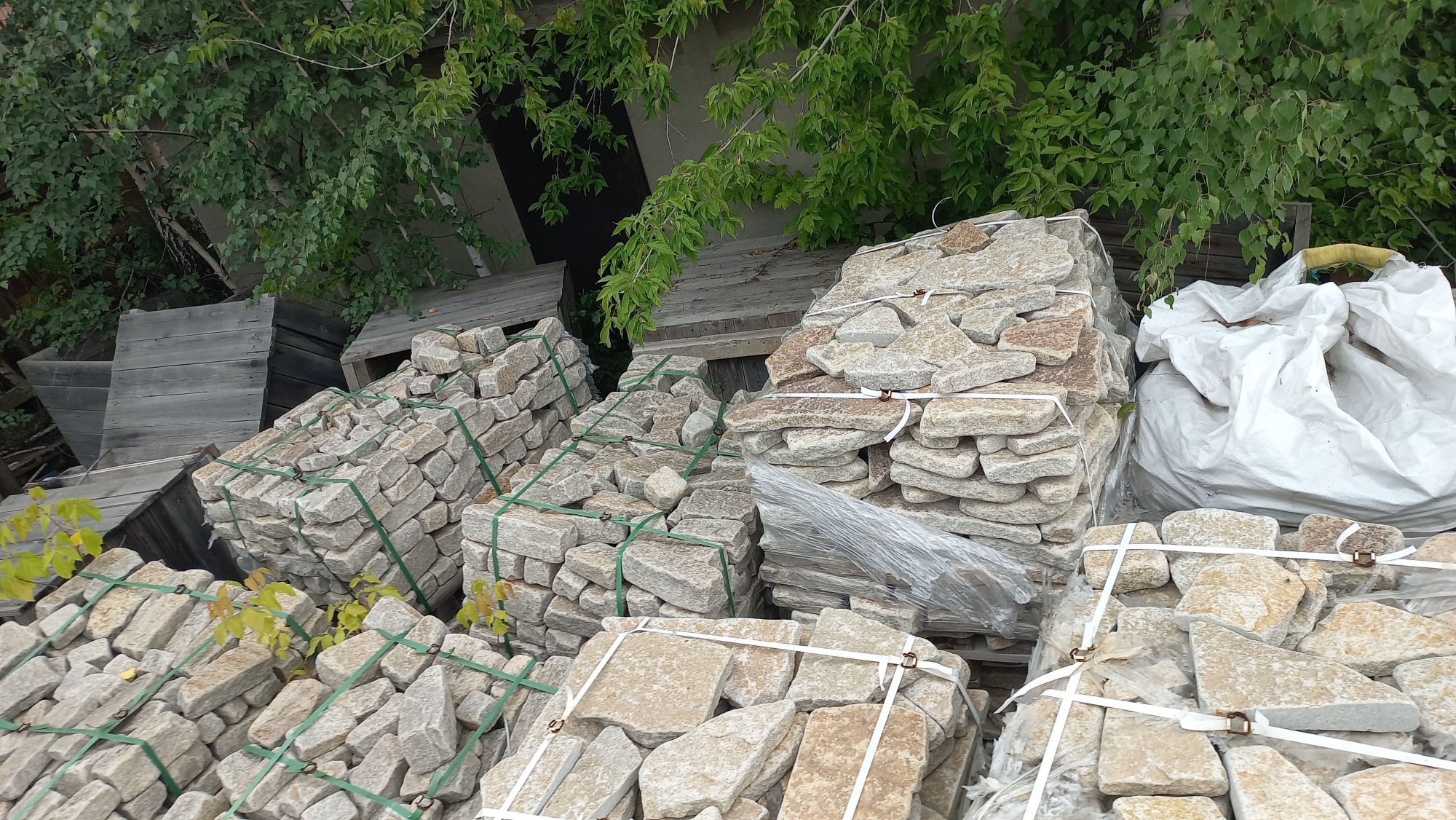 Плитняк гранитный галтованный купить в Новосибирске