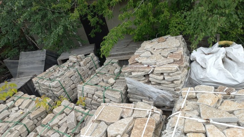 Гранитный плитняк галтованный для мощения купить в Новосибирске