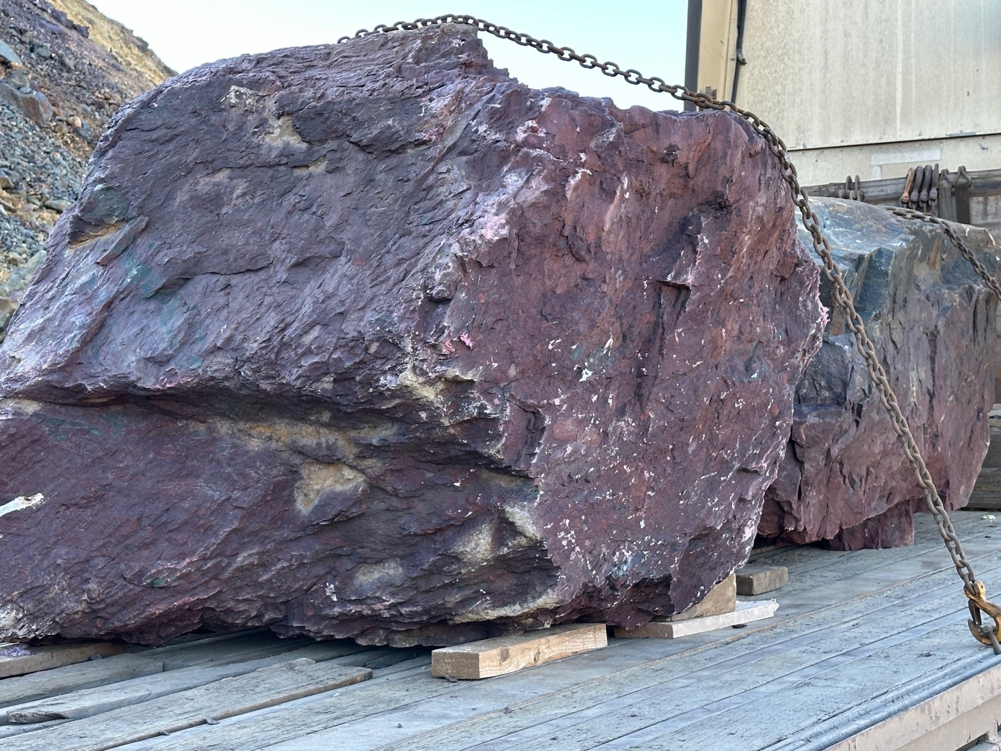 Огромные красно-фиолетовые валуны для ландшафтного дизайна весом более 5 тонн купить в Новосибирске