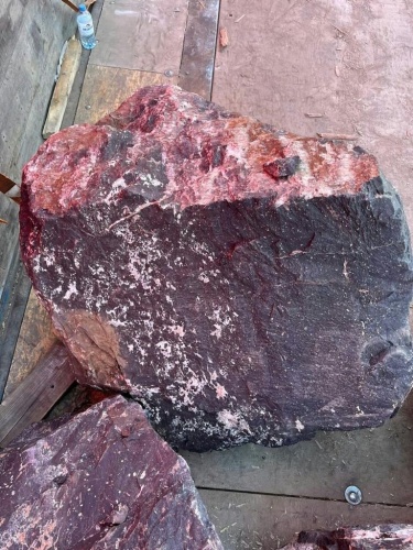 Камни для ландшафтного дизайна красно-фиолетовые 10-60 килограмм купить в Новосибирске