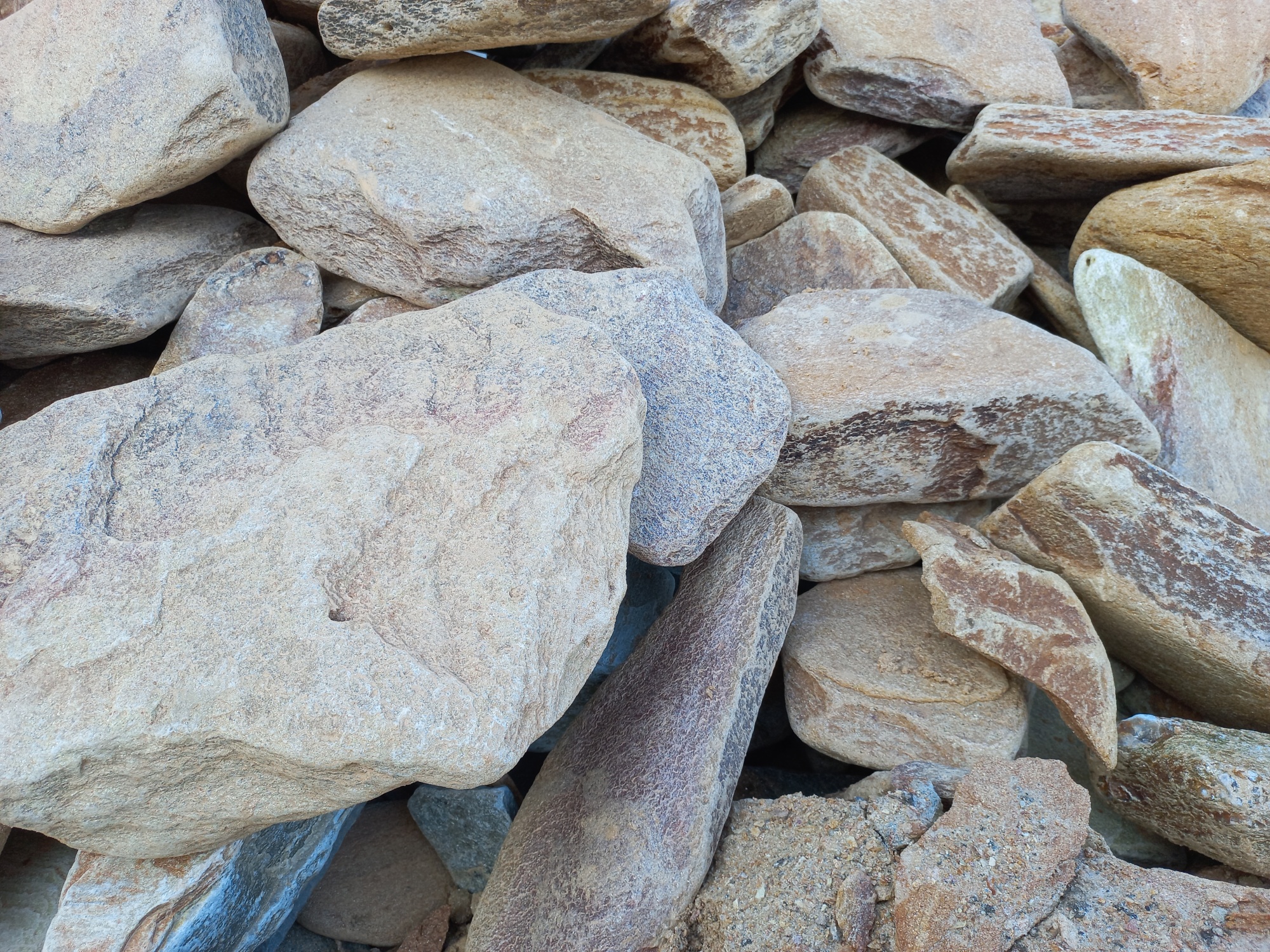 Златолит жёлтый, жёлто-зелёный глыбки и валуны для ланшафтного дизайна купить в Новосибирске