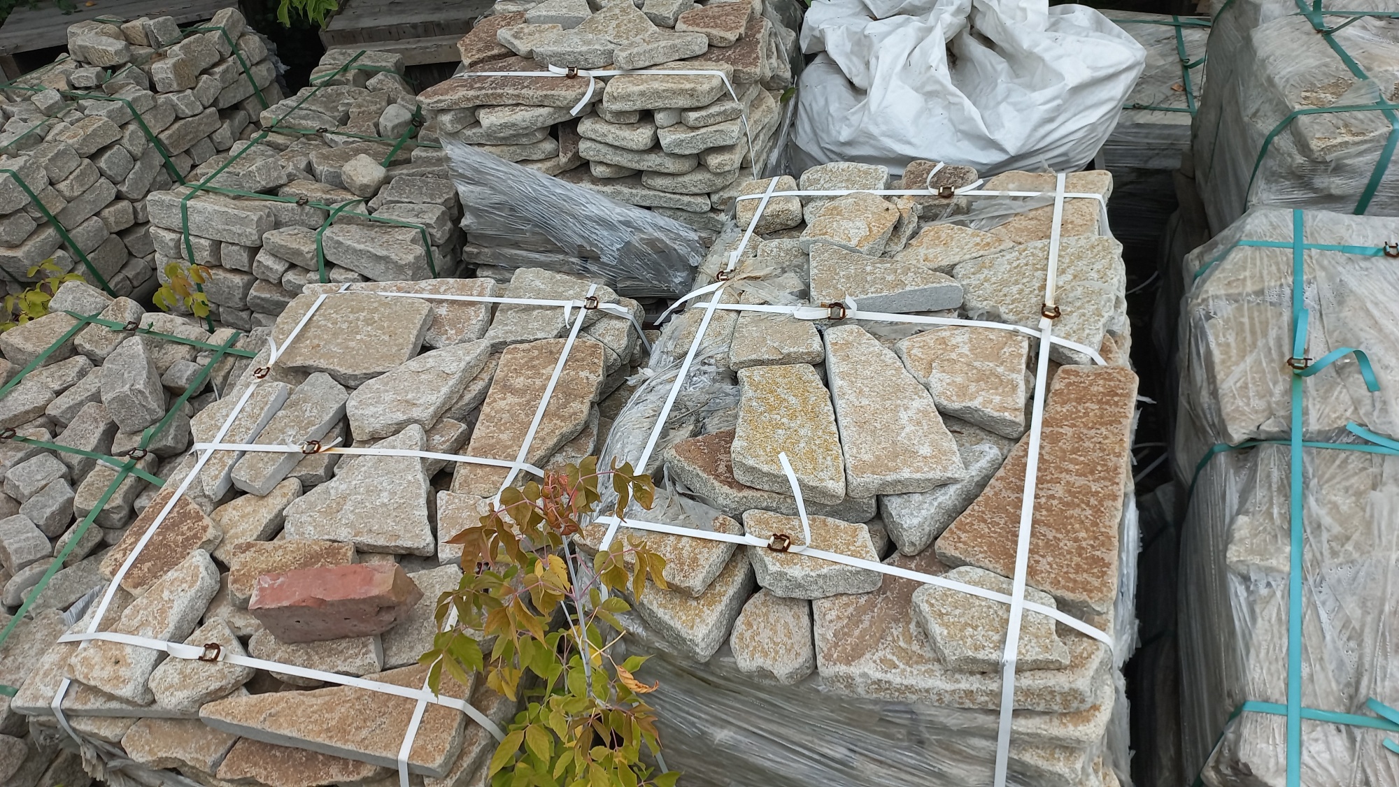 Плитняк гранитный галтованный купить в Новосибирске