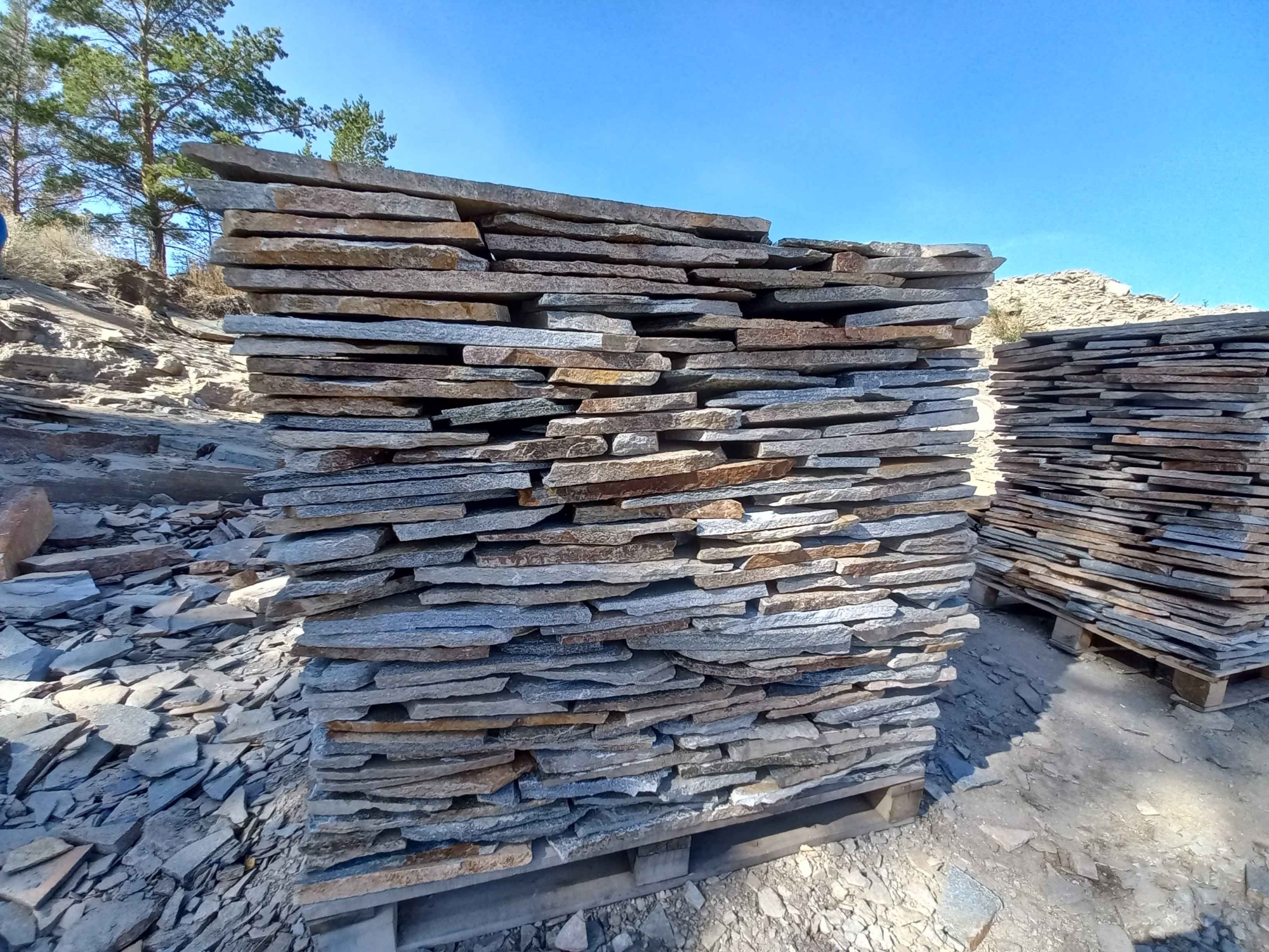 Плитняк златолит серебристый для фасада купить в Новосибирске