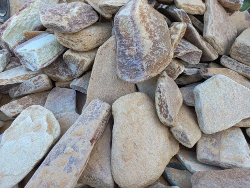 Златолит жёлтый, жёлто-зелёный глыбки и валуны для ланшафтного дизайна купить в Новосибирске