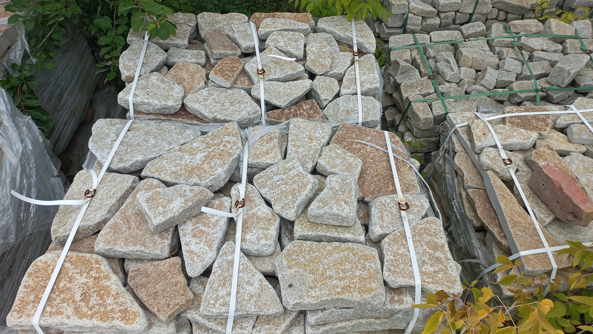 Гранитный плитняк галтованный для мощения купить в Новосибирске