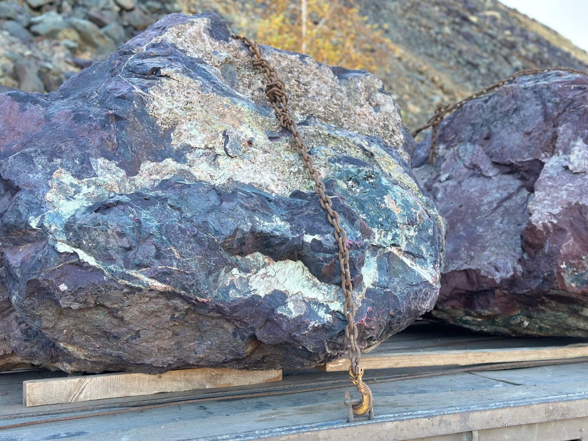 Огромные красно-фиолетовые валуны для ландшафтного дизайна весом более 5 тонн купить в Новосибирске