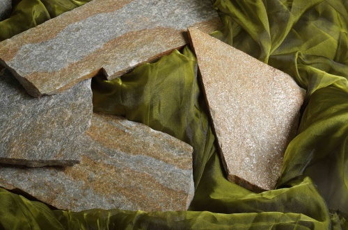 Плитняк златолит Уральский для цоколя, отмостки купить в Новосибирске